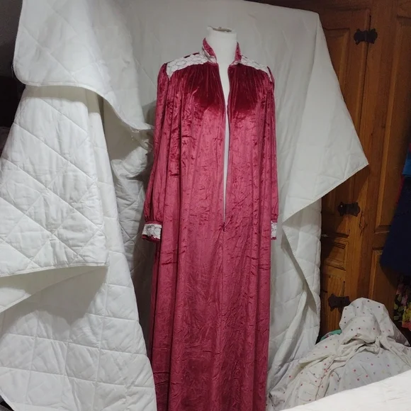 Vintage Gilligan & O Malley velour gown/robe, sz medium - Picture 2 of 12